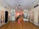 Interior del estudio de Pilates con suelo de madera y espejos