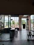 Interior del espacio de eventos Creator's Kitchen con cocina industrial y mesas modernas