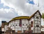 Vista exterior del Teatro Shakespeare's Globe con su característica fachada de entramado blanco y techo de paja