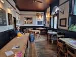 Interior acogedor del pub con mesas y decoración tradicional