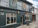 Fachada exterior del pub The Plough en Norwich con detalles arquitectónicos tradicionales