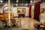 Interior del Hope Mill Theatre con decoración rústica y cortinas rojas
