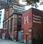 Fachada lateral del museo con señalización 'PH' y edificio adyacente en construcción