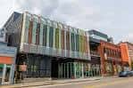 Fachada exterior moderna del Pittsburgh Glass Center con paneles de vidrio multicolores