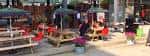Zona al aire libre del local con clientes disfrutando en mesas bajo sombrillas