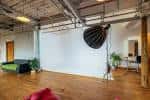 Interior del estudio con fondo blanco y equipo de iluminación profesional