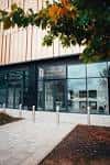 Fachada exterior moderna del Feel Good Studio en Leeds