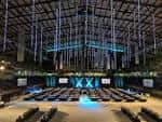 Interior del National Western Center con escenario iluminado y disposición para eventos