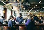 Interior del café con clientes y ambiente acogedor