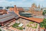Vista aérea del patio central y la fachada de ladrillo rojo de la British Library
