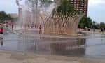 Fuentes interactivas en el parque con niños jugando bajo el agua