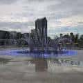 Escultura de fuente iluminada con luces azules en el Bicentennial Park
