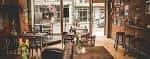 Interior acogedor del Northern Guitars Cafe Bar con mesas y ambiente íntimo