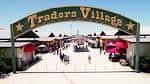 Entrada principal del Traders Village con letrero verde y estrellas