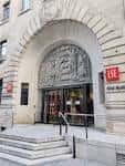 Entrada principal del antiguo edificio de la LSE en Houghton Street con arco decorativo y escalinata