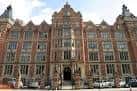 Fachada principal del edificio de la London School of Economics con arquitectura victoriana