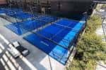 Vista aérea de las pistas de pádel azules en Padel Haus Atlanta