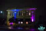 Fachada del edificio iluminado con luces de colores durante la noche