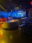 Interior del club nocturno con barra circular y luces de ambiente