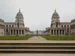 Vista frontal del Old Royal Naval College con sus dos cúpulas y fachada neoclásica