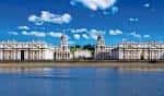Fachada del Old Royal Naval College vista desde el río Támesis bajo cielo azul