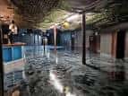 Interior del club nocturno Beaver Works con barra y ambiente festivo