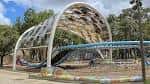 Estructura arquitectónica moderna con cúpula de vidrio en HemisFair Park