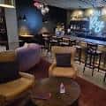 Interior del WeRise Wine Bar con zona de asientos y barra
