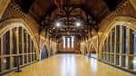 Interior del Salón Principal de Jacksons Lane con techos altos y ventanas arqueadas