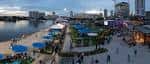 Vista panorámica del muelle Sparkman Wharf con mesas al aire libre y el río Hillsborough de fondo