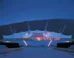 Vista nocturna del edificio Dynamic Earth con fachada iluminada