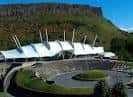 Vista aérea del complejo Dynamic Earth con Arthur's Seat al fondo