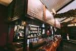 Interior del pub con barra de cerveza y ambiente acogedor