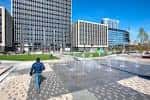 Plaza abierta con fuentes y edificios modernos al fondo