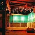 Escenario interior iluminado con luces de cadena verdes