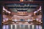 Vista panorámica del auditorio principal con escenario y balcones