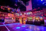 Área de juegos y barra con decoración temática y luces ambientales
