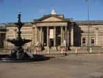 Vista frontal de la Walker Art Gallery con fuente en primer plano