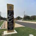 Monumento de bienvenida a Camargo Park en la vía principal