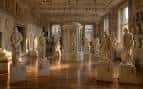 Interior del museo con estatuas clásicas y luz natural entrando por ventanas altas