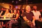 Público riendo durante una función en la sala del club