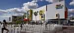 Vista exterior del Glazer Children's Museum con su fachada colorida y moderna