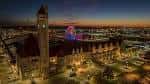 Panorámica nocturna de la estación iluminada con vistas a la ciudad