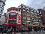 Vista exterior del Phoenix Theatre en Londres con fachada iluminada