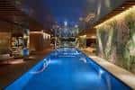 Piscina interior con decoración moderna y luces ambientales