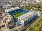 Vista aérea del estadio Stamford Bridge con su campo de fútbol y gradas azules