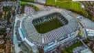 Perspectiva elevada del estadio con campo de juego visible y gradas vacías, ideal para eventos deportivos o culturales