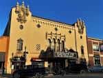 Vista exterior del Granada Theatre en Kansas City con fachada amarilla y detalles ornamentales