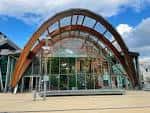 Vista exterior del Sheffield Winter Garden con su característica estructura de arco de madera y cristal