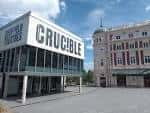 Vista exterior del Teatro Crucible en Sheffield con fachada moderna y letrero visible